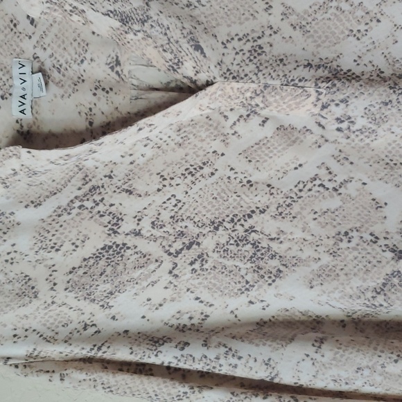 4/$20 Ava & Viv Women Top Beige Snakeskin Print Blouse Balloon Sleeve V Neck 2X - Picture 5 of 8